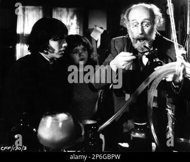 JOHN TRAYHORN JILL RIDDICK et ARTHUR HOWARD dans LE HOVERBUG 1969 réalisateur JAN DARNLEY-SMITH écrivain Michael Barnes musique Eric Rogers George H. Brown Productions / Children's film Foundation Ltd (CFF) Banque D'Images