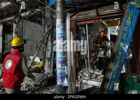 Dhaka, Bangladesh. 07th mars 2023. Les pompiers et les secouristes recherchent des survivants et des corps sur le site d'une explosion dans un bâtiment de plusieurs étages à Gulisthan à Dhaka. Au moins 15 personnes ont été tuées et plus de 100 ont été blessées dans la capitale du Bangladesh après une explosion à l'intérieur d'un immeuble de bureaux dans un quartier commercial animé, a déclaré la police. (Photo par Sultan Mahmud Mukut/SOPA Images/Sipa USA) crédit: SIPA USA/Alay Live News Banque D'Images