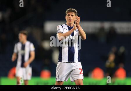 West Bromwich Adam Reach applaudit les fans après le coup de sifflet final du match du championnat Sky Bet aux Hawthorns, West Bromwich. Date de la photo: Mardi 7 mars 2023. Banque D'Images