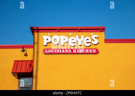 Lansing, Kansas. Extérieur de la cuisine de Louisana de Popeye servant du poulet, des haricots rouges et du riz, des frites cajun et d'autres plats du sud. Banque D'Images