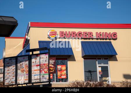 Lansing, Kansas. Extérieur du restaurant de restauration rapide Burger King avec menu drive-in. Banque D'Images