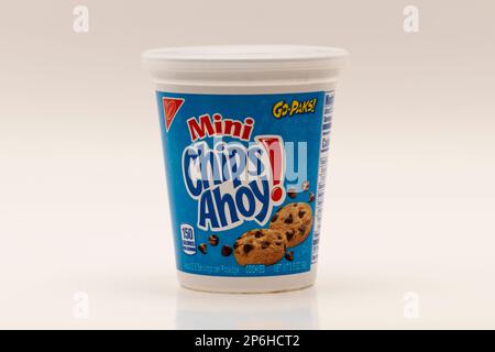 Un Go-Pak de mini-chips Ahoy de Nabisco sur fond blanc Banque D'Images