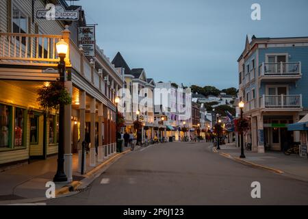 Mackinac Island, Michigan. Seuls les chevaux et les vélos sont autorisés sur l'île. Scène de rue de la rue principale dans le centre-ville la nuit. Banque D'Images