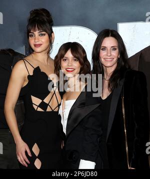 (G-D) Melissa Barrera, Jenna Ortega et Courteney Cox assistent à la ...
