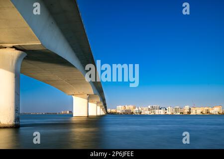 Image en fin d'après-midi sous le pont Ringling à Sarasota, Floride. Banque D'Images