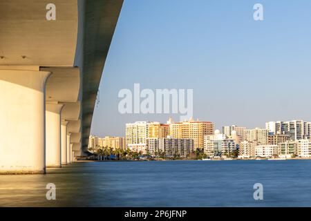 Image en fin d'après-midi sous le pont Ringling à Sarasota, Floride. Banque D'Images