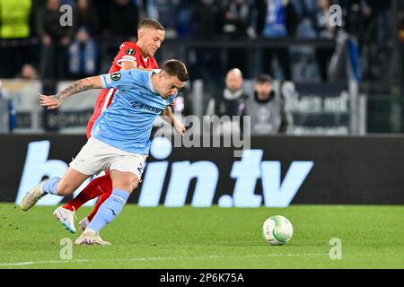 Sergej Milinkovic-Savic de SS Lazio et Jesper Karlsson lors de la Conférence UEFA League Round of 16, First Leg 2022-2023 Match, Stadio Olimpico, Lazio v Az Alkmaar, 7 Mars 2023 (photo par AllShotLive/Sipa USA) Credit: SIPA USA/Alay Live News Banque D'Images