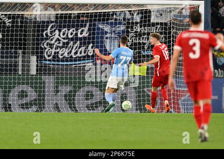 Milos Kerkez d'AZ Alkmaar marque le but 1-2 dans les 62th minutes lors de l'UEFA Conference League Round of 16, First Leg 2022-2023 Match, Stadio Olimpico, Lazio v Az Alkmaar, 7 mars 2023 (photo par AllShotLive/Sipa USA) Credit: SIPA USA/Alay Live News Banque D'Images