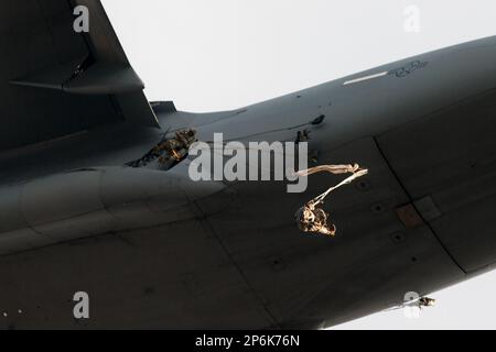 ÉTATS-UNIS Les parachutistes de l'armée avec la division aéroportée de 82nd et les soldats de l'armée royale thaïlandaise mènent une opération aéroportée stratégique pendant l'exercice Cobra Gold 2023, près de la zone de la goutte de Thanarat, Royaume de Thaïlande, 2 mars 2023. Cobra Gold, qui en est maintenant à 42nd ans, est un événement de formation co-parrainé par la Thaïlande et les États-Unis qui s'appuie sur l'amitié de longue date entre les deux nations alliées et qui rassemble une force multinationale robuste pour promouvoir la paix et la sécurité régionales en faveur d'une Indo-Pacifique libre et ouverte. (É.-U. Photo de l'armée par le sergent d'état-major Cayce Watson) Banque D'Images