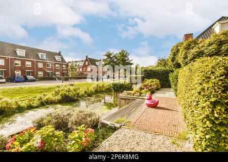 quelques maisons et fleurs dans l'avant - l'image est prise du point de vue d'un angleer, avec ciel bleu au-dessus Banque D'Images