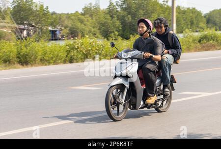 BANGKOK, THAÏLANDE, 07 2023 FÉVRIER, Deux jeunes hommes se promène en moto Banque D'Images