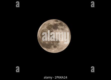 Peterborough, Royaume-Uni. 07th mars 2023. La pleine lune vue au match Peterborough United contre Shrewsbury Town EFL League One, au Weston Homes Stadium, Peterborough, Cambridgeshire. Crédit : Paul Marriott/Alay Live News Banque D'Images