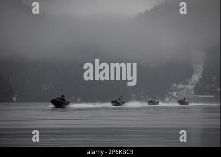 Deux États-Unis L'équipe d'intervention de la Garde côtière en matière de sécurité maritime les bateaux d'intervention de l'Ouest (au centre) et deux bateaux d'intervention de la Gendarmerie royale du Canada (à gauche et à droite) naviguent en formation près de Vancouver (Colombie-Britannique), Canada, le 28 février 2023. Le navire pratique leur formation pour mener une approche tactique à l'égard des États-Unis Dispositif de coupe de garde-côtes Terrapin (WPB 87366). (É.-U. Photo de la Garde côtière par Petty Officer 3rd classe Diolanda Caballero) Banque D'Images