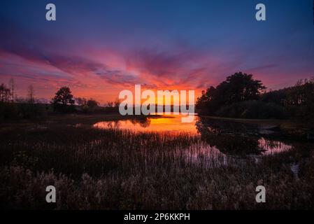 Coucher de soleil sur le Loch Lindean près de Selkirk, aux frontières écossaises Banque D'Images