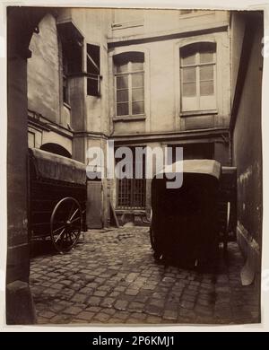 Jean Eugène Auguste Atget, Cour 16, rue Saurelin (), c. 1912, imprimé albumine doré. Banque D'Images