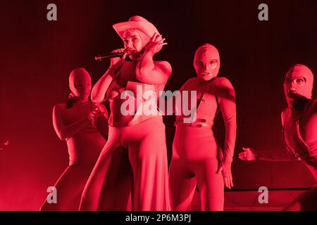 Brighton, Royaume-Uni. Mardi 7 mars 2023. Rebecca Lucy Taylor, alias L'estime de soi, se produit sur scène au Brighton Dome,© Jason Richardson / Alamy Live News Banque D'Images