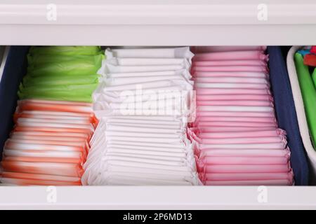 Ouvrez le tiroir de l'armoire avec les différents tapis menstruels, puis refaites-le Banque D'Images