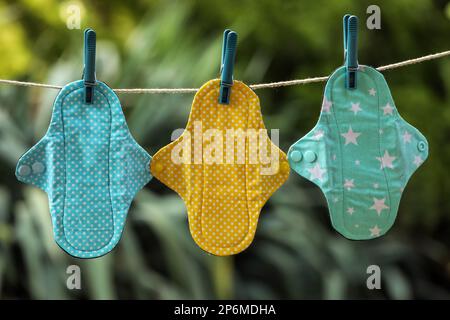 Beaucoup de différents tapis de tissus menstruels suspendus sur la corde à l'extérieur Banque D'Images