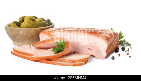 Délicieux bacon fumé avec persil, grains de poivre et concombres marinés sur fond blanc Banque D'Images