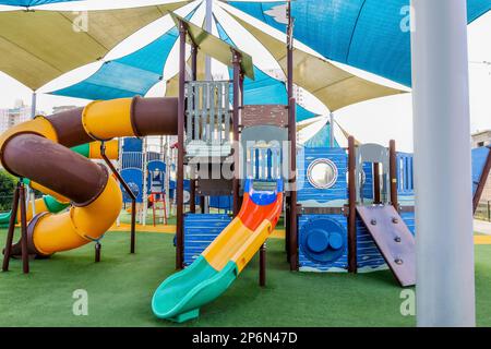 Glissez en forme de bateau sur l'aire de jeux pour enfants Banque D'Images