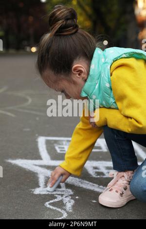 Maison de dessin pour enfants avec craie sur asphalte Banque D'Images