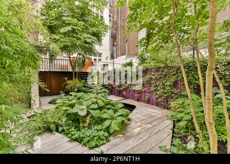 Amsterdam, pays-Bas - 10 avril 2021 : une zone extérieure avec des arbres et des plantes sur le côté d'une maison à New york, ny - photo de stock Banque D'Images