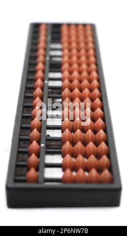 un ensemble d'outils vintage abacus avec 17 tiges de perles brunes et dans un cadre noir utilisé pour faire des calculs mathématiques isolés dans un fond blanc Banque D'Images