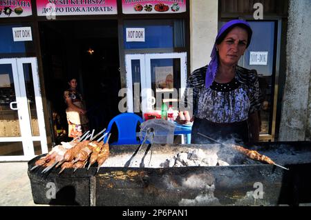 Un vendeur de brochettes de brochettes de shashlik / kebab dans un marché extérieur à Bukhara, Ouzbékistan. Banque D'Images