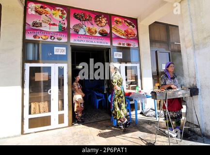 Un vendeur de brochettes de brochettes de shashlik / kebab dans un marché extérieur à Bukhara, Ouzbékistan. Banque D'Images