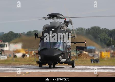 F-WMXB, un hélicoptère moyen Airbus Helicopters H175M, à l'arrivée pour le Royal International Air Tattoo 2022 tenu à RAF Fairford à Gloucestershire, en Angleterre. Le type d'avion est la proposition d'Airbus Helicopters pour le programme New Medium Helicopter, visant à acheter un nouvel hélicoptère de levage moyen pour l'armée britannique. Banque D'Images