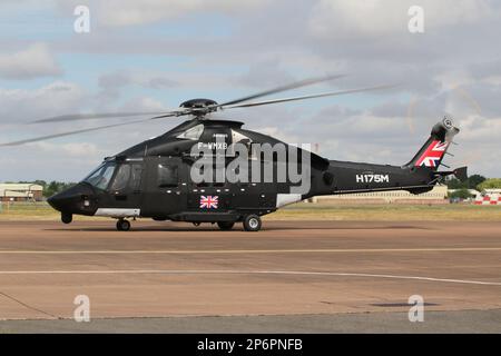 F-WMXB, un hélicoptère moyen Airbus Helicopters H175M, à l'arrivée pour le Royal International Air Tattoo 2022 tenu à RAF Fairford à Gloucestershire, en Angleterre. Le type d'avion est la proposition d'Airbus Helicopters pour le programme New Medium Helicopter, visant à acheter un nouvel hélicoptère de levage moyen pour l'armée britannique. Banque D'Images