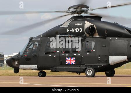 F-WMXB, un hélicoptère moyen Airbus Helicopters H175M, à l'arrivée pour le Royal International Air Tattoo 2022 tenu à RAF Fairford à Gloucestershire, en Angleterre. Le type d'avion est la proposition d'Airbus Helicopters pour le programme New Medium Helicopter, visant à acheter un nouvel hélicoptère de levage moyen pour l'armée britannique. Banque D'Images