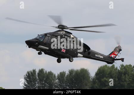 F-WMXB, un hélicoptère moyen Airbus Helicopters H175M, à l'arrivée pour le Royal International Air Tattoo 2022 tenu à RAF Fairford à Gloucestershire, en Angleterre. Le type d'avion est la proposition d'Airbus Helicopters pour le programme New Medium Helicopter, visant à acheter un nouvel hélicoptère de levage moyen pour l'armée britannique. Banque D'Images