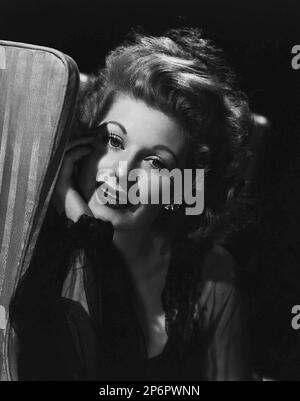 1950 ca : l'actrice américaine LUCILLE BALL ( 1911 - 1989 ) . Archivio - images fixes - CINÉMA - film - portrait - ritrato - tête rouge - rossa - capelli rossi - bijoux - bijoux - gioiello - gioielli - Bijoux - profilo - profil - orecchino - orecchini - boucles d'oreilles - gouttes - sourire - sorriso ---- GBB Archivio Banque D'Images