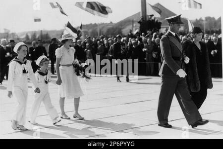 1937 CA , Bruxelles , Belgique : le futur Roi BAUDOUIN ( 1930 - 1993 ) avec son frère futur Roi des Belges ALBERT II ( né le 6 juin 1934 ) Prince de Liège , marié en 1959 avec Paola Ruffo di Calabria ( né le 11 septembre 1937 ) . Dans cette photo avec son frère le Roi LÉOPOLD III des Belges SAX COBURG GOTHA ( 1901 - 1983 ) avec sa mère la reine ELISABETH (née duchesse de Bavière , 1876 - 1956 ). - Maison du BRABANT - BRABANTE - BALDOVINO - royalties - nobili - nobiltà - principe reale - BELGIO - portrait - ritratto - marinaretto - vestito alla marinara - voile robe - enfant - enfants Banque D'Images