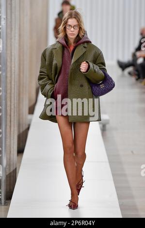 Paris, France. 07th mars 2023. Un mannequin marche sur la piste du spectacle de mode de Miu Miu pendant le défilé de mode des collections d'hiver 2023 d'automne à la semaine de la mode de Paris à Paris sur 7 mars 2023. (Photo de Jonas Gustavsson/Sipa USA) crédit: SIPA USA/Alay Live News Banque D'Images