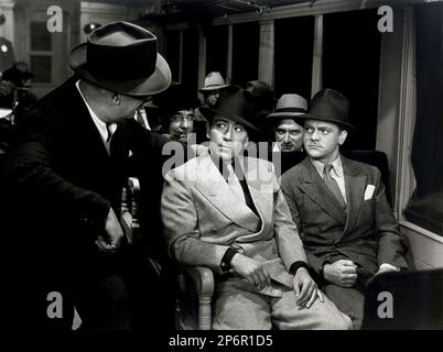 1939 : l'acteur James CAGNEY ( 1899 - 1986 ) avec GEORGE RAFT à CHAQUE AUBE Je DÉCÈDE par William Keighley , d'un roman de Jerome Odlum , cliché pubblicavitaire - CINÉMA - ATTORE CINEMATOGRAFICO - cravate - cravatta - chapeau - cappello - GANGSTERN --- Archivio GBB Banque D'Images