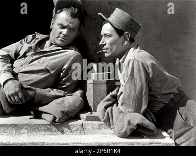 1939 : l'acteur James CAGNEY ( 1899 - 1986 ) avec GEORGE RAFT à CHAQUE AUBE je DÉCÈDE par William Keighley , d'un roman de Jerome Odlum , Photo pubblicavitaire - CINÉMA - ATTORE CINEMATOGRAFICO - prigione - prison - carcerati - galera - prison - chapeau - cappello - GANGSTERN --- Archivio GBB Banque D'Images