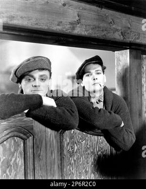 1931 : l'acteur James CAGNEY ( 1899 - 1986 ) avec DONALD COOK ( 1901 - 1961 ) dans L'ENNEMI PUBLIC de William A. Wellman, d'un roman de Kubec Glasmon , Photo pubblicavitaire - CINÉMA - ATTORE CINEMATOGRAFICO - chapeau - cappello - GANGSTERN - cigarette - sigaretta --- Archivio GBB Banque D'Images