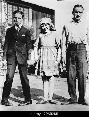 1919 c, HOLLYWOOD , Etats-Unis : l'actrice silencieuse Mary PICKFORD ( 1892 - 1979 ) avec le groupe de maison DOUGLAS FAIRBANKS Sr ( 1883 - 1939 ) et le célèbre acteur et réalisateur anglais CHARLES CHAPLIN ( 1889 - 1977 ) , Co-fondateurs de UNINITED ARTISTE - CINÉMA - FILM - candid - portrait - ritratto - sourire - regista - regista camografico - attore - attice - comico - tie - cravatta - collier - colletto - FILM SILENCIEUX - CINÉMA MUTO ---- Archivio GBB Banque D'Images