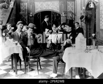 1915 : l'acteur et réalisateur SILENCIEUX CHARLES CHAPLIN ( 1889 - 1977 ) En SOIRÉE avec BEN TURPIN - CINÉMA MUTO - FILM - - portrait - ritrato - chapeau - cappello - regista camografico - attore - ubriaco - ivre - comico - tie - cravatta --- Archivio GBB Archivio Banque D'Images