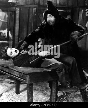 1925 : l'acteur et réalisateur DE film silencieux CHARLES CHAPLIN ( 1889 - 1977 ) avec Mack Swain dans L'OR RUSH ( la febbre dell' oro ) - CINÉMA - FILM - portrait - ritratto - regista camografico - attore - attrice - comico - fucile - fusil - lotta - combat --- Archivio GBB Archivio Banque D'Images