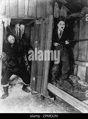 1925 : l'acteur et réalisateur DE film silencieux CHARLES CHAPLIN ( 1889 - 1977 ) avec Mack Swain dans L'OR RUSH ( la febbre dell' oro ) - CINÉMA - FILM - portrait - ritratto - regista camografico - attore - attrice - comico - fucile - fusil - lotta - combat --- Archivio GBB Archivio Banque D'Images