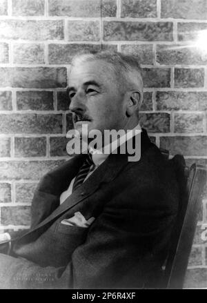 1954 , Etats-Unis : l'écrivain américain WILLIAM FAULKNER ( 1897 - 1962 ) lauréat DU PRIX NOBEL en 1949 , photo de Carl Van Vechten .- LETTERATO - SCRITTORE - LETTERATURA - Littérature - bachii - moustache - cravatta - cravate - fazzoletto tasnel chino - pochette -- - NE PAS UTILISER PUBBLICITITY - NE PAS UTILISER POUR LA PUBLICITÉ - PAS POUR L'UTILISATION DE GADGETS - NON PAR USO PUBBLICITARIO - NON PAR GADGETS --- ARCHIVIO GBB Banque D'Images