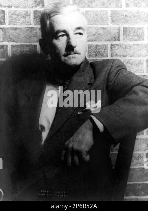 1954 , Etats-Unis : l'écrivain américain WILLIAM FAULKNER ( 1897 - 1962 ) lauréat DU PRIX NOBEL en 1949 , photo de Carl Van Vechten .- LETTERATO - SCRITTORE - LETTERATURA - Littérature - bachii - moustache - cravatta - cravate - fazzoletto tasnel chino - pochette -- - NE PAS UTILISER PUBBLICITITY - NE PAS UTILISER POUR LA PUBLICITÉ - PAS POUR L'UTILISATION DE GADGETS - NON PAR USO PUBBLICITARIO - NON PAR GADGETS --- ARCHIVIO GBB Banque D'Images