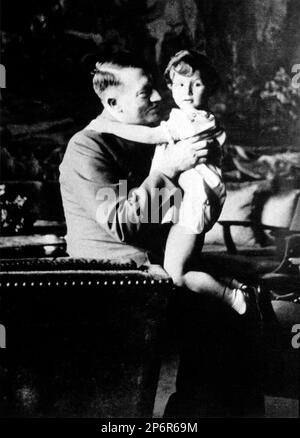 Années 1930, ALLEMAGNE : le dictateur allemand ADOLF HITLER ( 1889 - 1945 ) avec un enfant . - Seconde Guerre mondiale - NAZI - NAZIST - SECONDA GUERRA MONDIALE - NAZISMO - NAZISTA - dittatore - bachigi - moustache - POLITICA - POLITHO - ritratto - portrait ---- Archivio GBB Banque D'Images