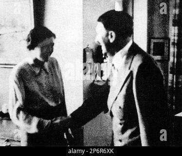 Années 1930, ALLEMAGNE : la première fois que le dictateur allemand ADOLF HITLER ( 1889 - 1945 ) rencontre EVA BRAUN ( 1912 - 1945 ) Dans le studio du photographe Einick Hoffmann .- Seconde Guerre mondiale - NAZI - NAZIST - SECONDA GUERRA MONDIALE - NAZISMO - NAZISTA - dittatore - stretta di mano - POLITICA - POLITICO - ritratto - portrait --- Archivio GBB Banque D'Images