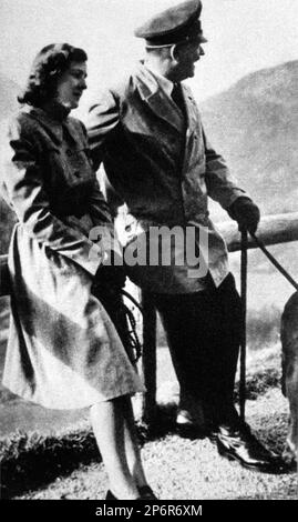 Les années 1930, ALLEMAGNE : le dictateur allemand ADOLF HITLER ( 1889 - 1945 ) et amant EVA BRAUN ( 1912 - 1945 ).- Seconde Guerre mondiale - NAZI - NAZIST - SECONDA GUERRA MONDIALE - NAZISMO - NAZISTA - dittatore - POLITICA - POLITICO - ritratto - portrait --- Archivio GBB Banque D'Images