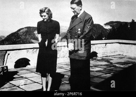 Les années 1930, ALLEMAGNE : le dictateur allemand ADOLF HITLER ( 1889 - 1945 ) et amant EVA BRAUN ( 1912 - 1945 ).- Seconde Guerre mondiale - NAZI - NAZIST - SECONDA GUERRA MONDIALE - NAZISMO - NAZISTA - dittatore - POLITICA - POLITICO - ritratto - portrait --- Archivio GBB Banque D'Images