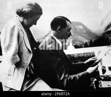 Années 1930, ALLEMAGNE : le dictateur allemand ADOLF HITLER ( 1889 - 1945 ) et amant EVA BRAUN ( 1912 - 1945 ). - Seconde Guerre mondiale - NAZI - NAZIST - SECONDA GUERRA MONDIALE - NAZISMO - NAZISTA - dittatore - bachigi - moustache - POLITICA - POLITHO - ritratto - portrait ---- Archivio GBB Banque D'Images